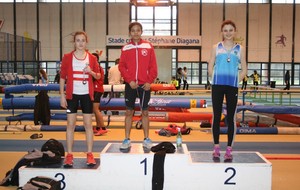 Le podium du saut en hauteur avec 1 ère Mathilde (1m45) et 3 ème Lucie (1m41)