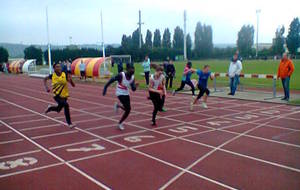 Finales départementales benjamins et Minimes. 7 médailles pour le club et de nombreux records personnels améliorés. Challenge Equipe Athlé à Mantes la Jolie