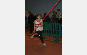 Julia, belle course d'élan et saut record au nout