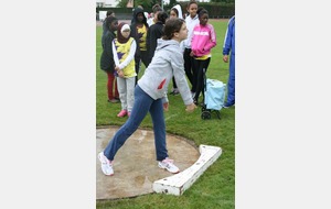 Emilie sous la pluie au lancer de poids