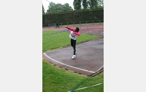 Mathilde à son premier essai au javelot