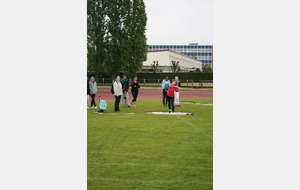 Manon, sous l'oeil de Laetitia,  au lancer de poids