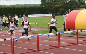 Lucie et Loieza sur 50 m haies.