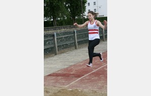 Louise sur la route des 7 m au triple saut