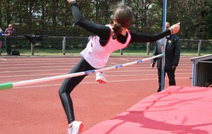 Duel au dessus de la barre Emilie relève le défi (1,15 m)