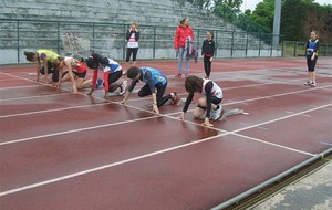 Lucie sous l'œil de Camille au départ du 50 m