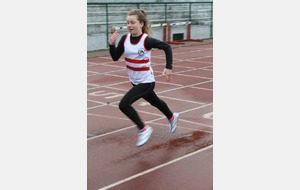 Loeiza sous la pluie à l'arrivée du 50 m