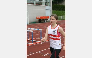 Manon en plein effort sur le 2000 m marche