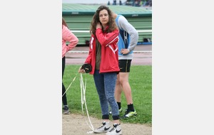 Emilie jeune juge au lancer de poids