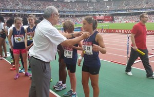 La médaille avec en fond les tribunes