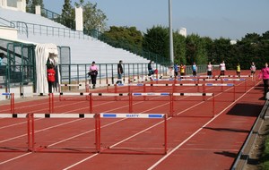 les préparatifs du 50 m haies avec dans cette série Léa, Pauline et Lucie