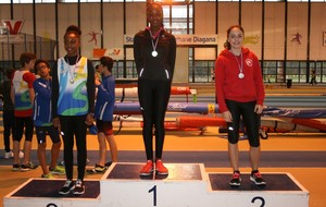 Emilie QUENON (2ème) sur le podium du 50 m plat 