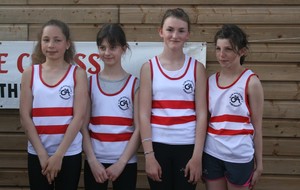 le relais (Vinciane, Amandine, Morgane et Laetitia) attendant pour le podium