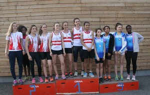 le podium du championnat des Yvelines du 800 x 200 x 200 x 800 minimes filles