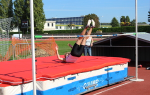 Lucie lors de son saut record 1 m 44