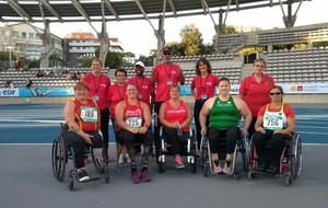 Les athlètes et leur équipe de juges